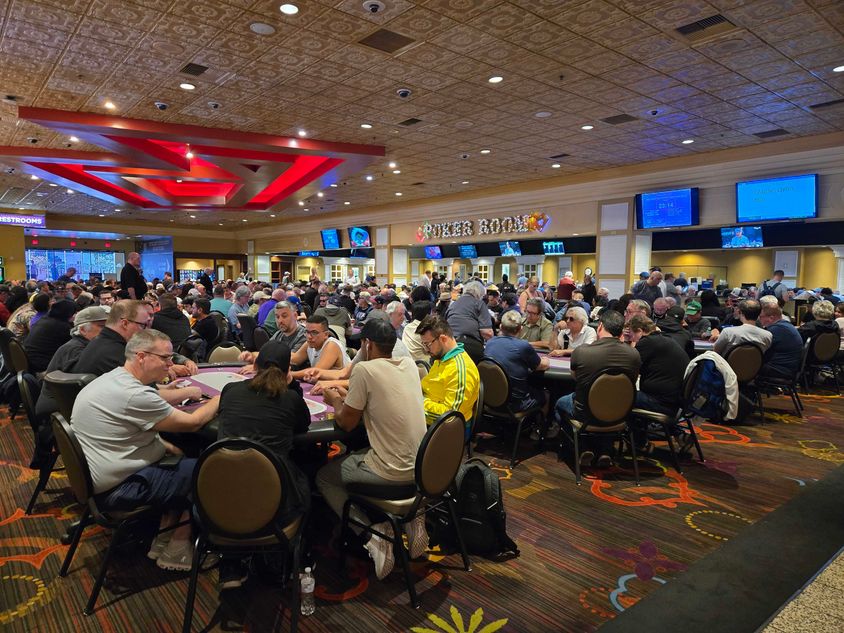 Rögzítse a nyári tömegeket a Vegas pókerszobájában