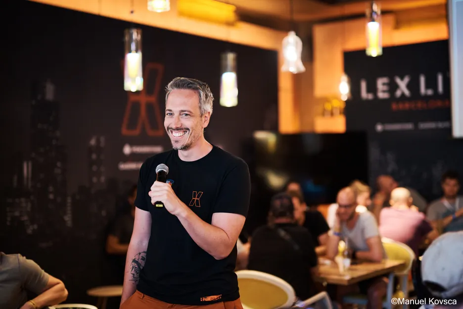 Lex Veldhuis a barcelonai Lex Live III tömegbe megy. 