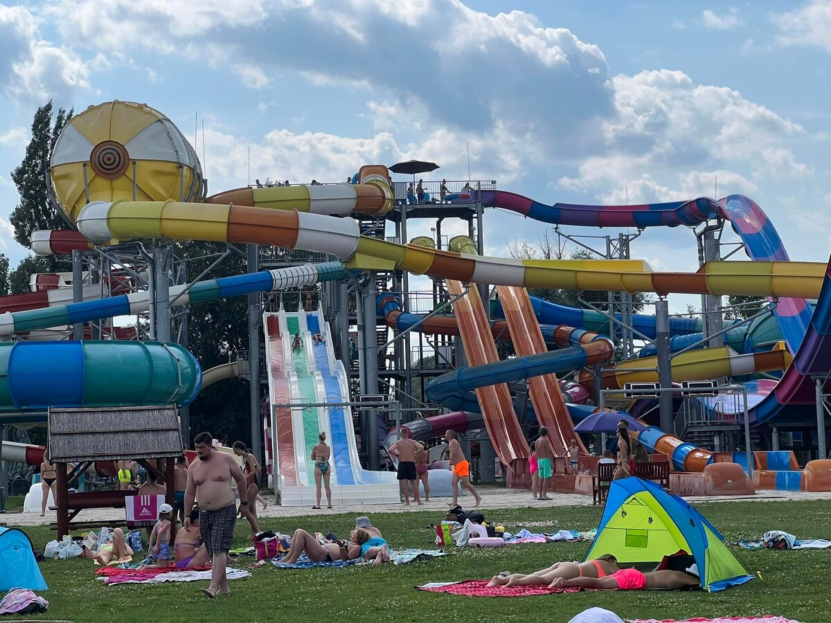 Az adrenalin és a víz szórakoztató ütközik, amikor a magyar akvacinema csúszdapark teljes kapacitással újból megnyílik!