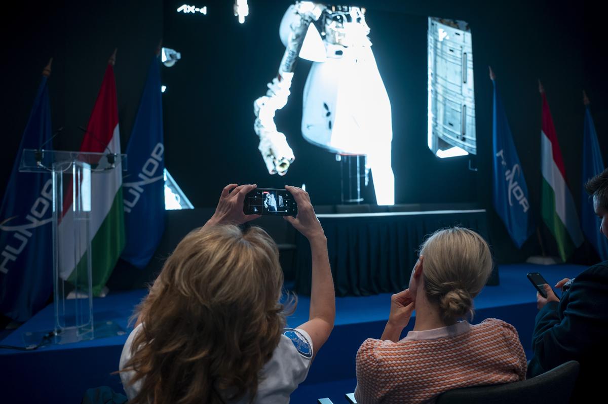Axiom-4-SpaceX Dragon Undocks az ISS-ből, a magyar űrhajós visszatér haza