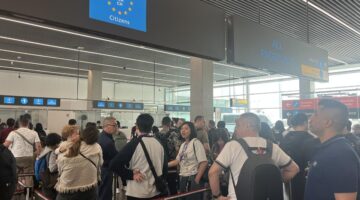 Utazási riasztás: Az informatikai rendszer hibája késéseket okoz a magyar határátkeléseknél és a repülőtereken