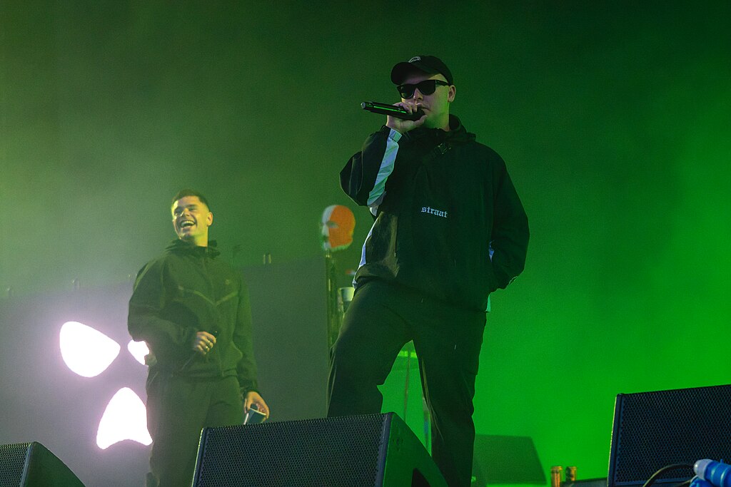 Sziget-botrány: A miniszter az Irish Band térdjapját az antiszemita gyűlöletbeszédért