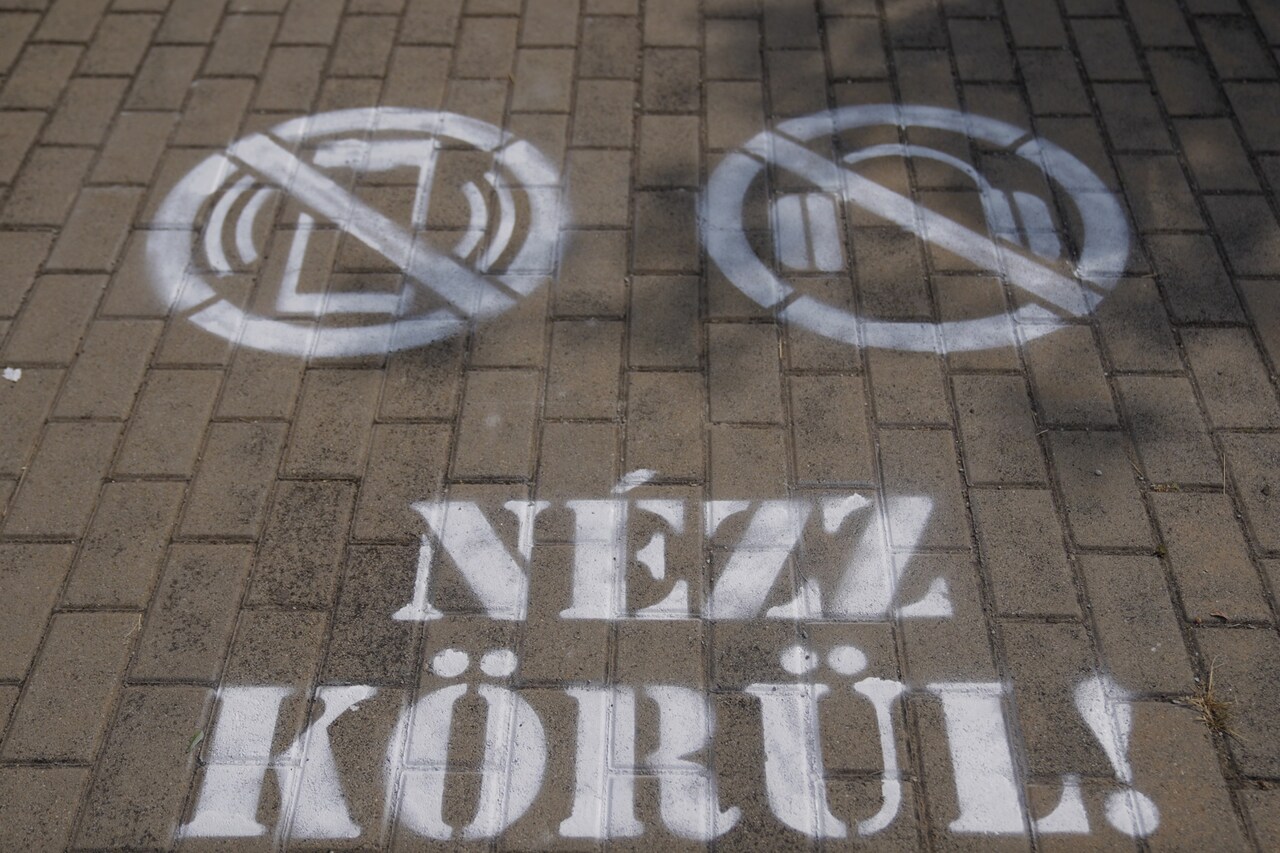 Mik ezek a piktogramok a Balaton -tó körüli vasúti kereszteződéseknél?