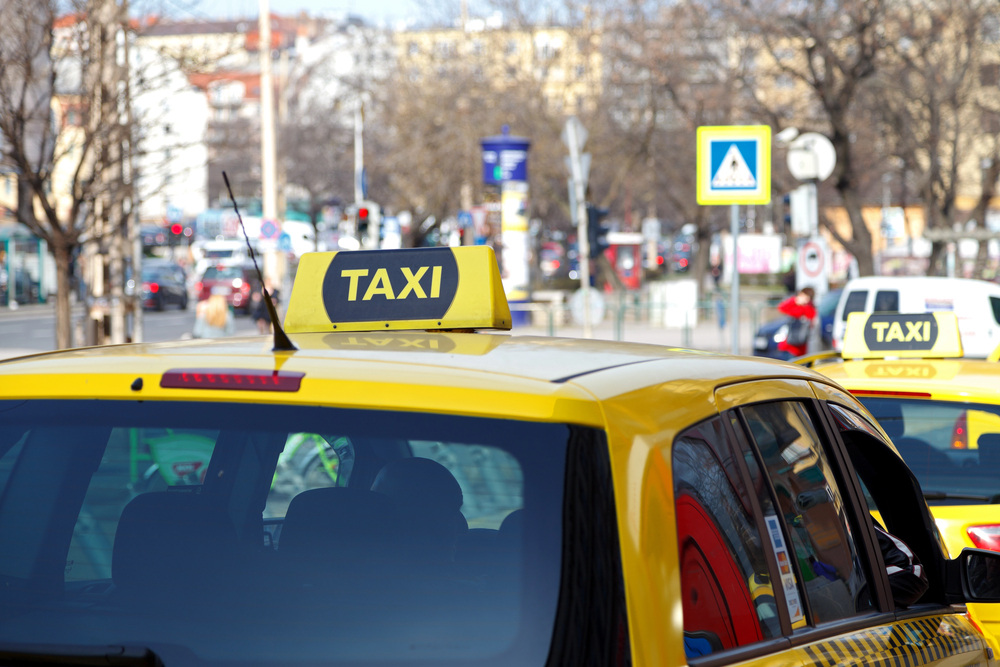 A turisták vigyázzanak: A sárga „taxik” egy népszerű magyar fesztiválon csalják a látogatókat